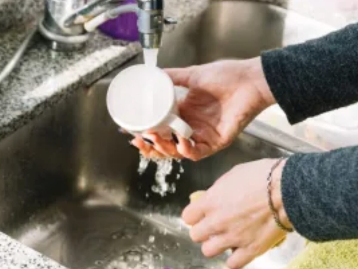 DIY Winter Hacks: सर्दियों में बर्तन धोना बन गया है मुश्किल? बिना गीजर अपनाएं ये आसान उपाय!